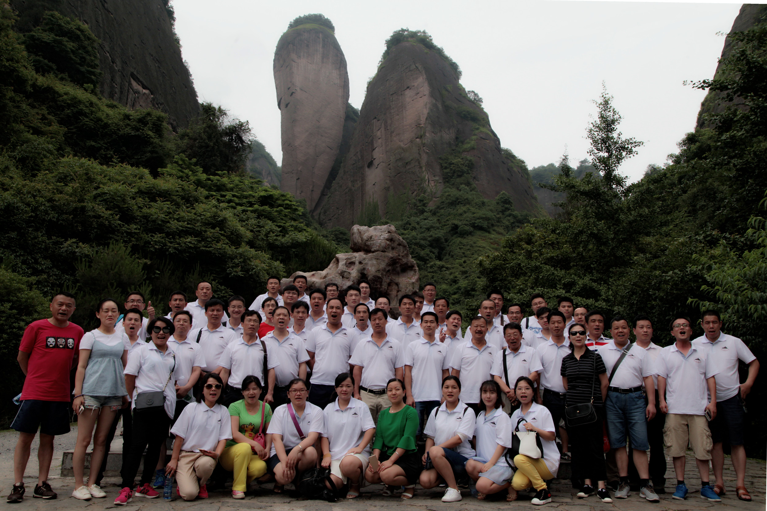 6月11日，全體與會(huì)人員游覽了崀山八角寨、辣椒峰景區(qū)
