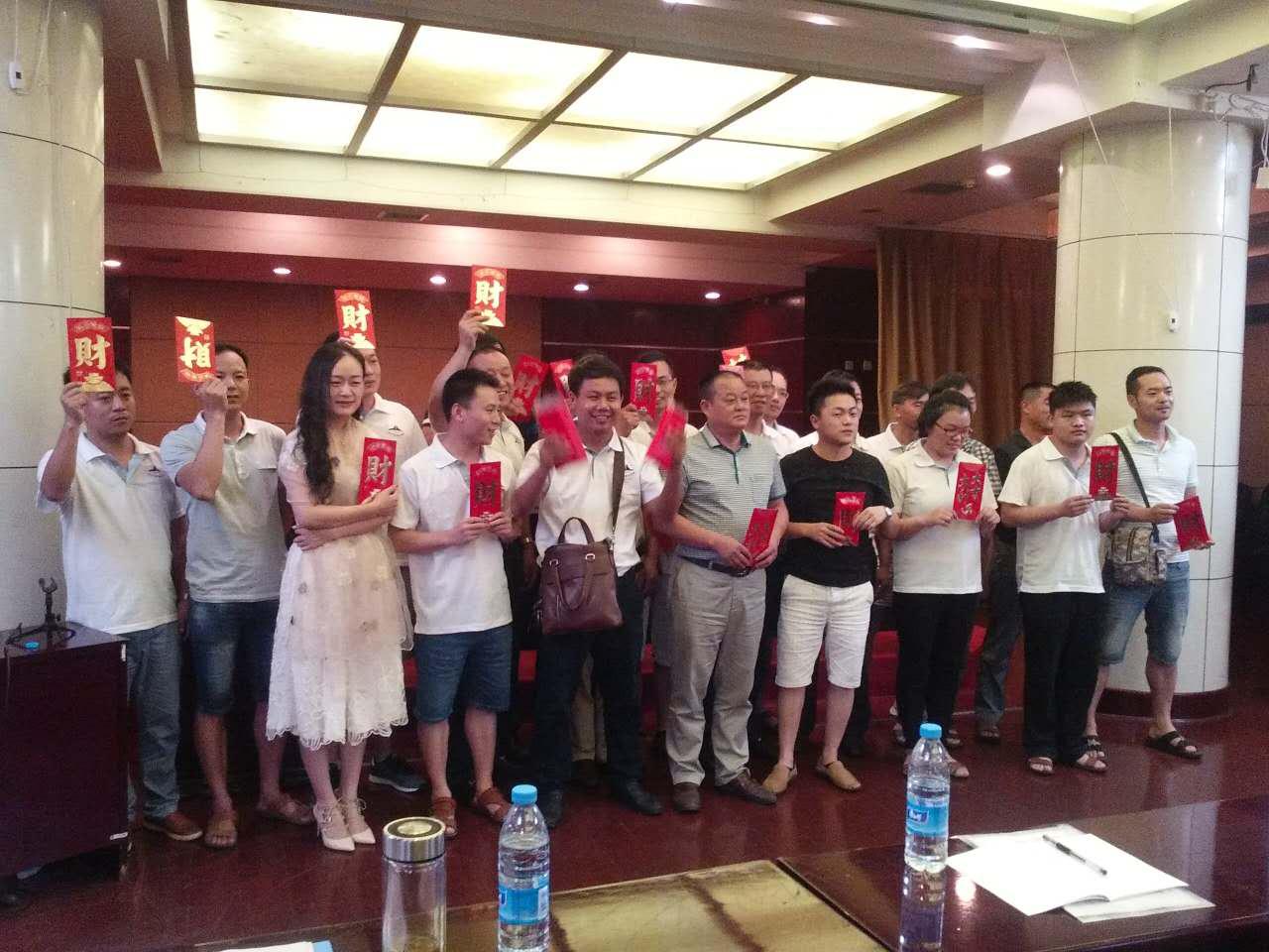 獲獎(jiǎng)人員喜笑顏開(kāi)、高舉“紅包”