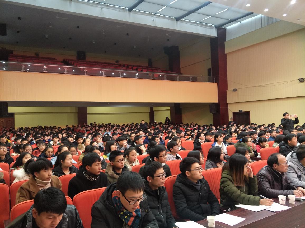 講座現(xiàn)場(chǎng)，老師和學(xué)生們認(rèn)真聆聽(tīng)專(zhuān)家的授課